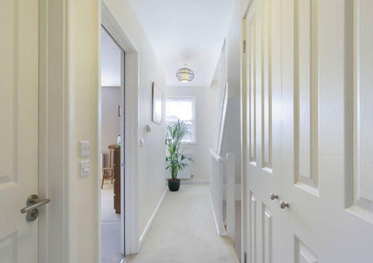 D&E Homestay Wallingford Exterior photo