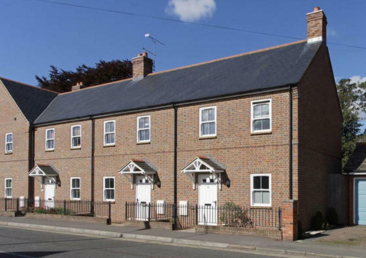 D&E Homestay Wallingford Exterior photo